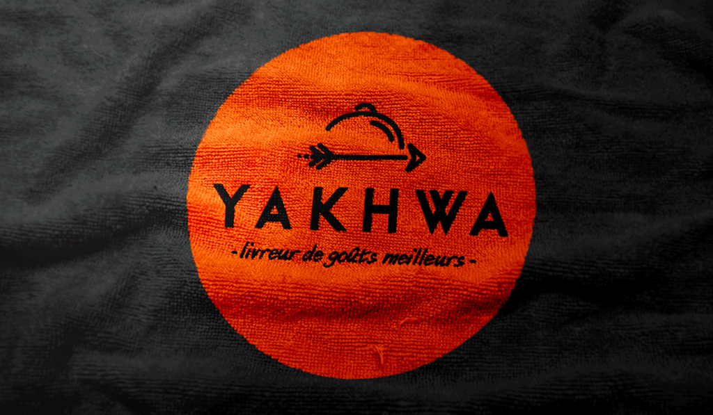 visuel d'entête de l'impression du logo Yakhwa sur des serviettes de table, réalisée par Laurent Agier, agence de communication sur Toulon